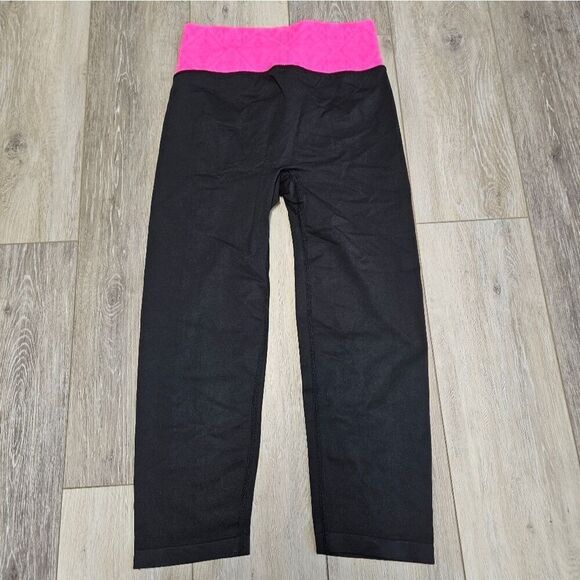 Victoria’s Secret PINK Yoga Capris Hot Pink Black Geometric Pattern Womens Small - Picture 6 of 6